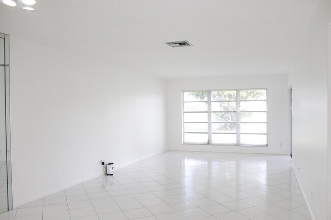 Building Photo - 5620 Queen Palm Ct