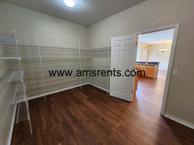 Building Photo - Delightful 3 bedroom 2.5 bath House