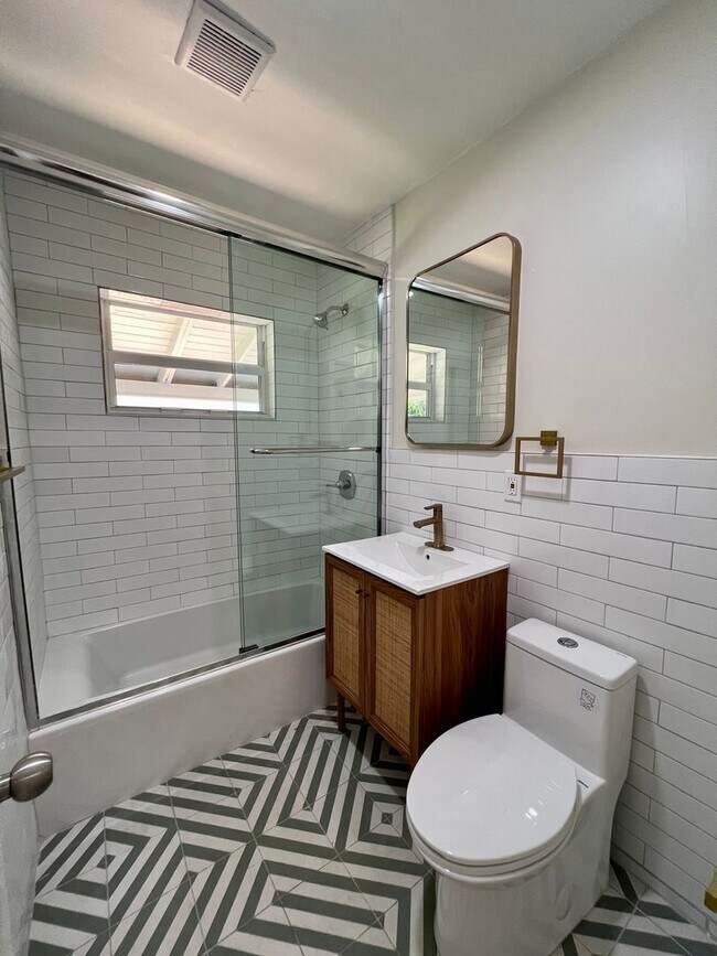 Building Photo - Fully Renovated 3/3 Northwood Home with Gu...