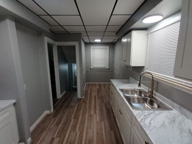 Building Photo - Charming 3 bedroom/1.5 bath Brick Home - Now Available!