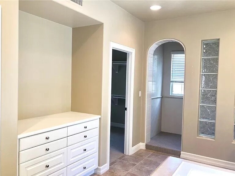 Building Photo - 16 Via Soria