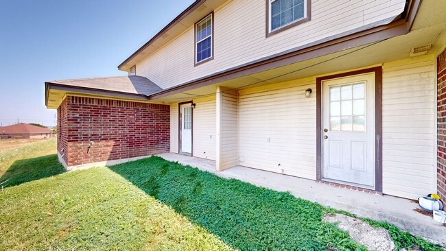 Building Photo - Cozy Townhouse NO CARPET DOWNSTAIRS by FORT HOOD!