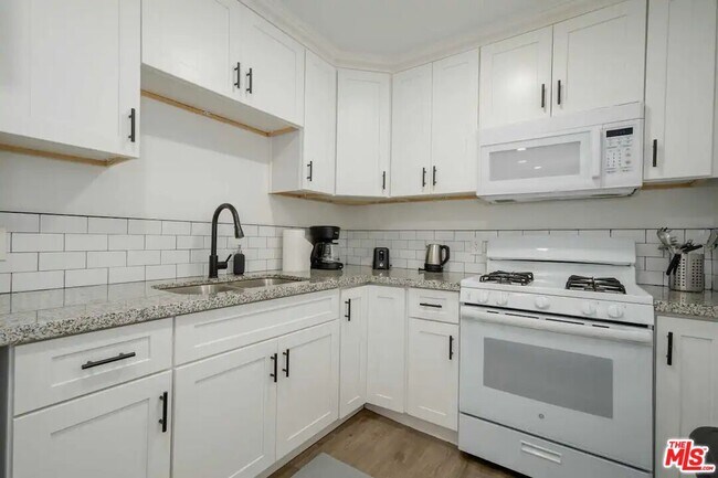 Building Photo - 2417 S Budlong Ave