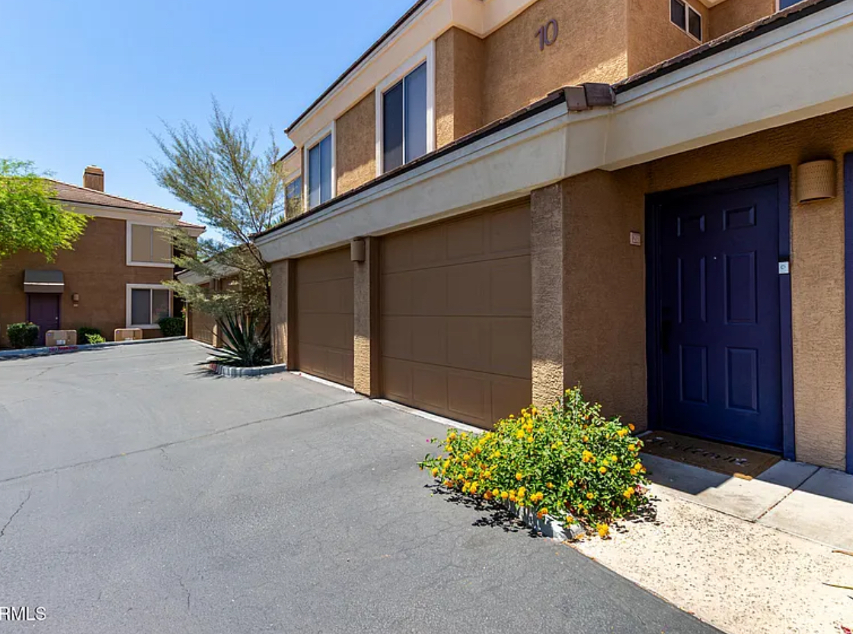 Building Photo - 1411 E Orangewood Ave