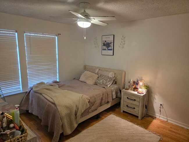 Building Photo - One Bedroom / 1 Bath Condo