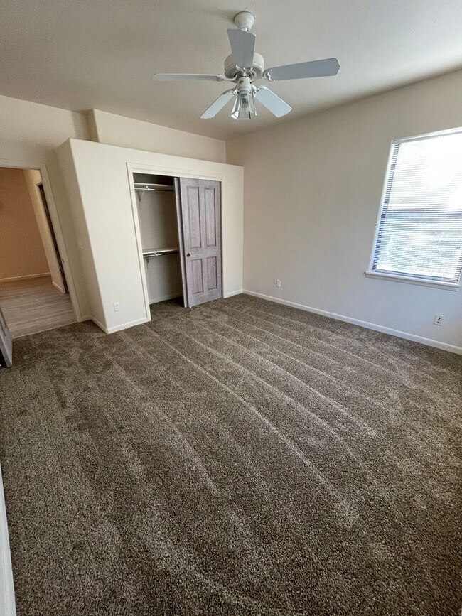 Building Photo - Beautiful 3 Bedroom/2.5 Bath w/ Office off...
