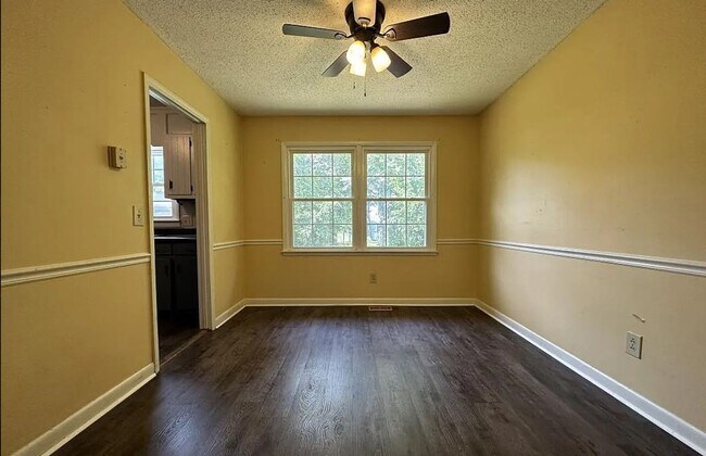 Building Photo - Spacious Brick split-level  home