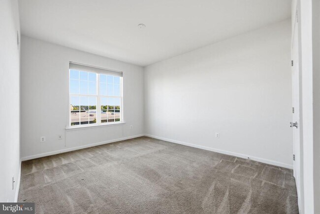 Building Photo - 43849 Kingston Station Terrace