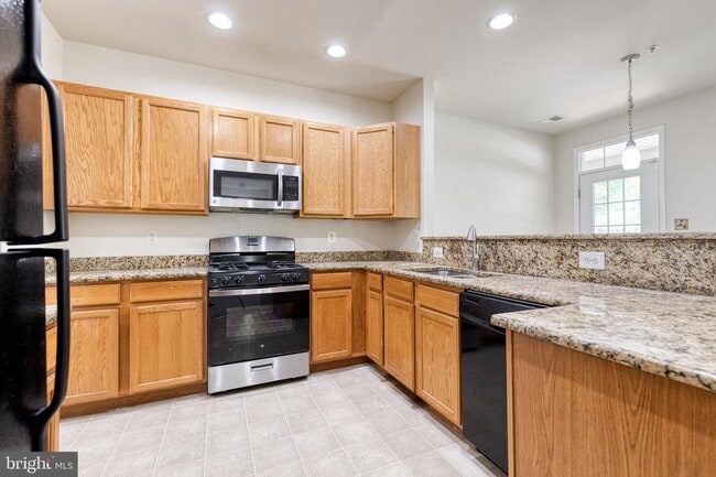 Building Photo - Welcome to Observation Drive! This lovely 3bd 2.5bth home is ready and waiting for you.