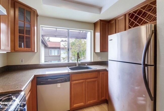 Building Photo - Beautifully Updated 2Bdm 2Ba Condo Located...