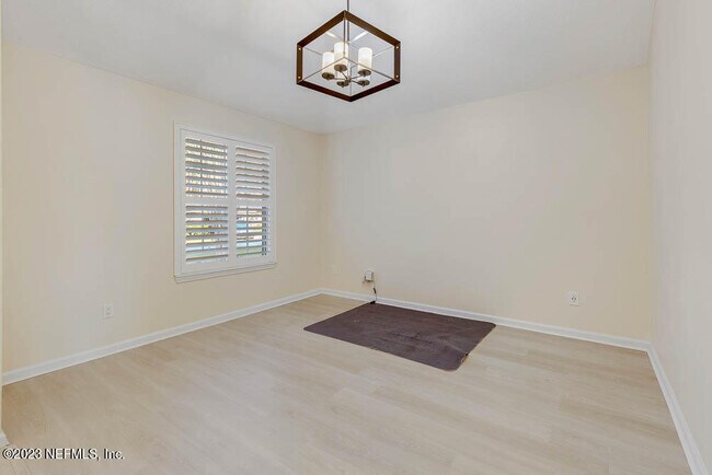 Building Photo - 813 W American Eagle Dr