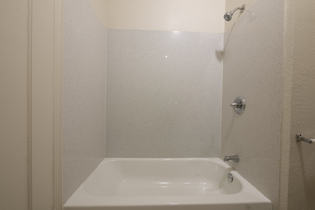 shower/tub - 5735 Avenal Ave