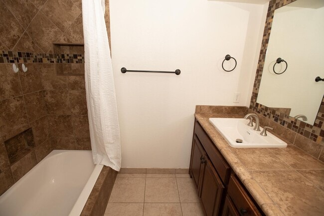 Building Photo - 2 Bedrooms | 2 Bathrooms | Shoppers Paradise