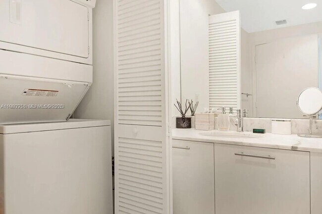 Building Photo - 950 Brickell Bay Dr