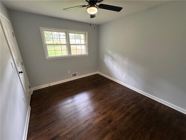 Building Photo - 2647 Warwick Cir NE