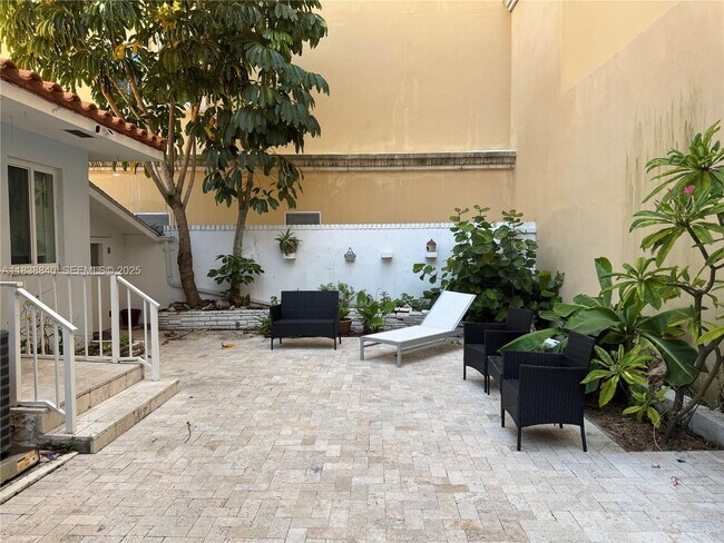 Building Photo - 323 New Mexico St