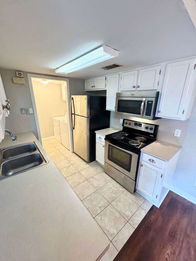 Building Photo - Cobblestone Condo Rental Available