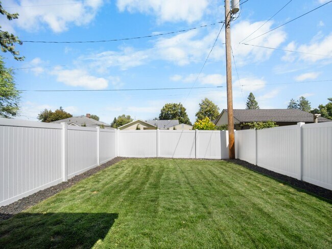Building Photo - 3-Bedroom Home with Private Garage and Fen...