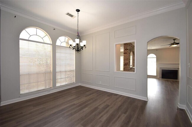 Building Photo - 1322 W Forest Dr