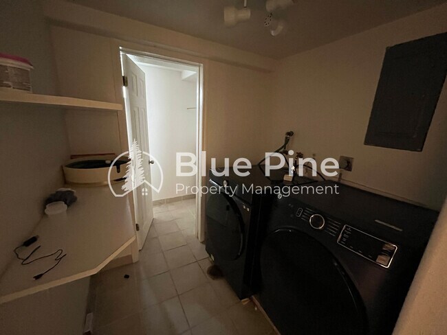 Building Photo - 1656 S Fairway Dr