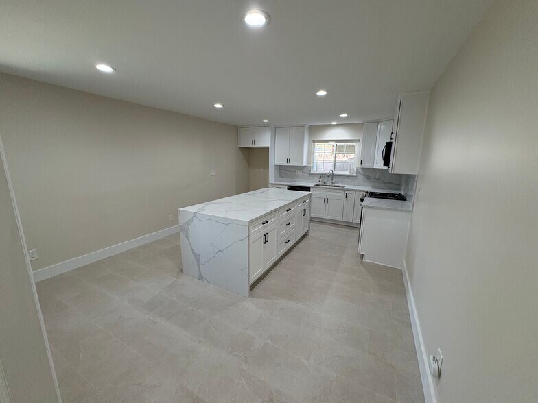 Building Photo - 8216 Glade Ave