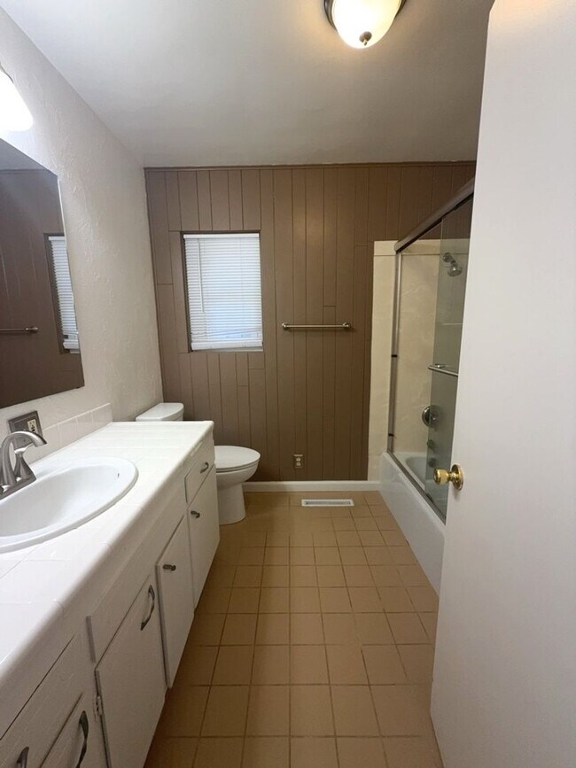 Building Photo - 615 Beverly Way