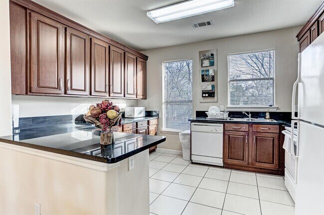 Building Photo - 2068 Laverne St