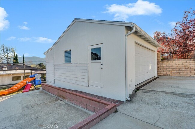 Building Photo - 2712 Henrietta Ave