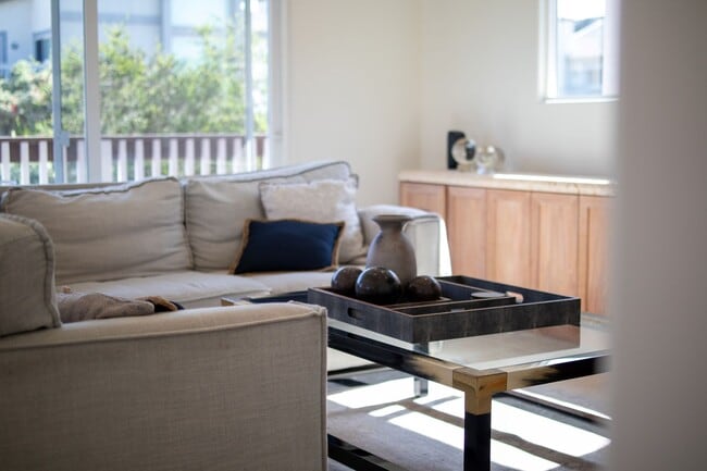 Building Photo - 3953 Sunset Ln