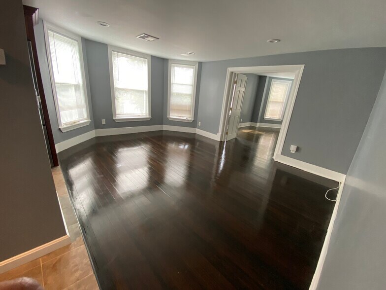 Building Photo - 359 Crescent St