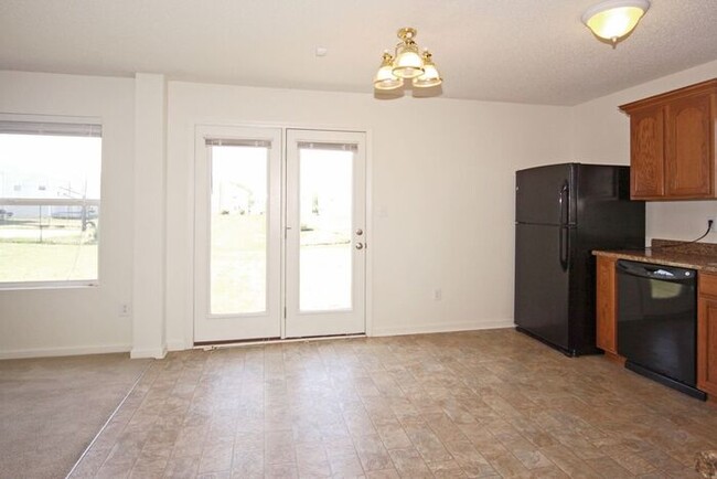 Building Photo - Spacious 3 Bedroom on the East Side