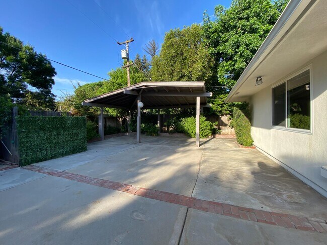 Building Photo - 1217 W Tenaya Way