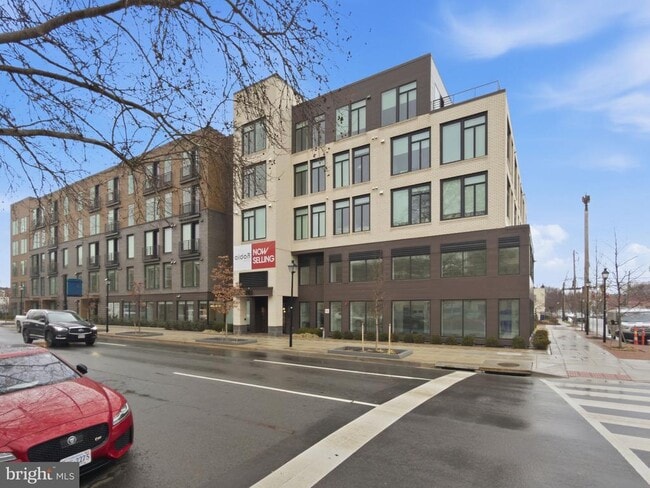 Building Photo - 701 N Henry St