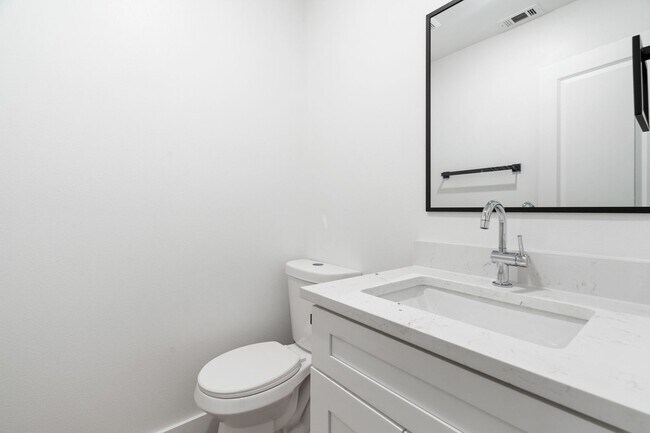 Building Photo - IN THE LOOP 2BD/1BA Brand New Finish Out /...