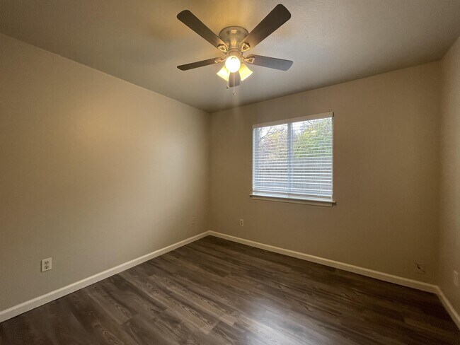 Building Photo - 13 Capshaw Ct