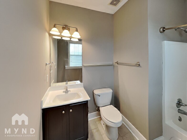 Building Photo - 183 Herring St