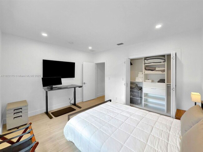 Building Photo - 130 SW 25th Rd