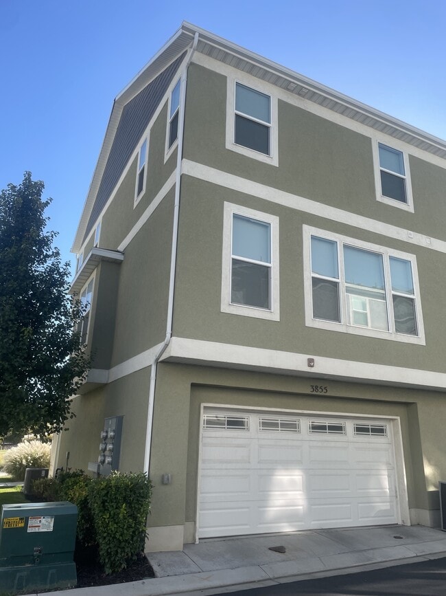 Building Photo - 3855 Gartmore Ln