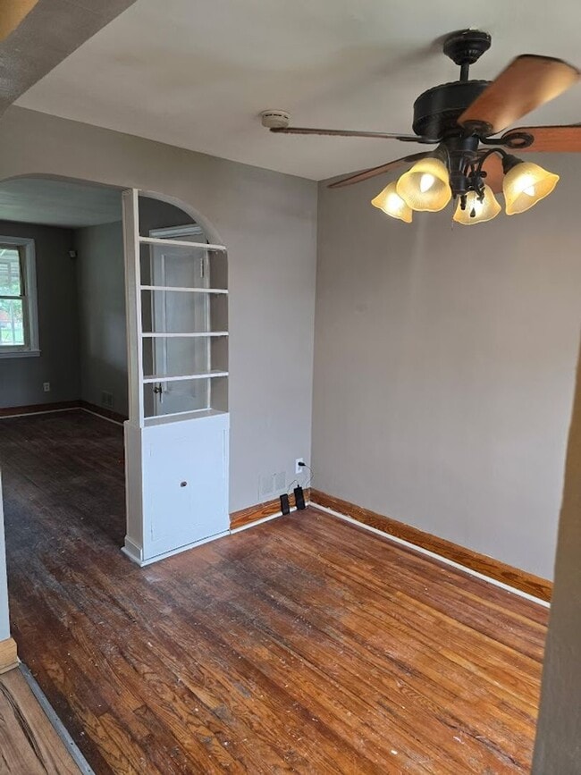 Building Photo - The Perfect 2 Bed / 1 Bath Townhouse 5 min...