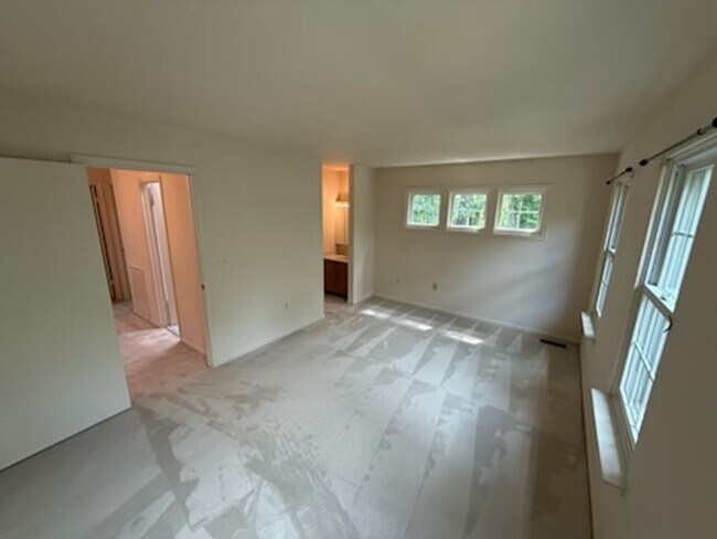 Building Photo - Updated 4BR Townhome!