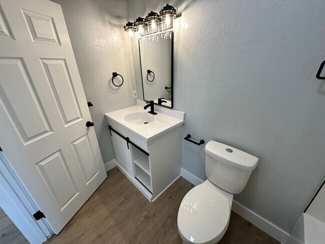Building Photo - 215 E North - 4 Bedroom/1 Bathroom Home Do...