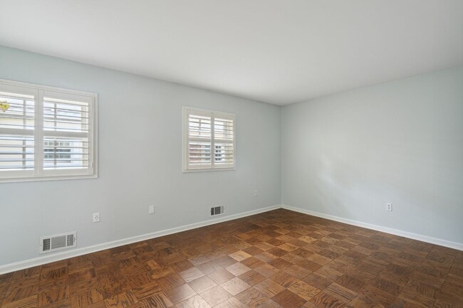 Building Photo - Available Now! Updated //3 Bedroom 2.5 Bat...