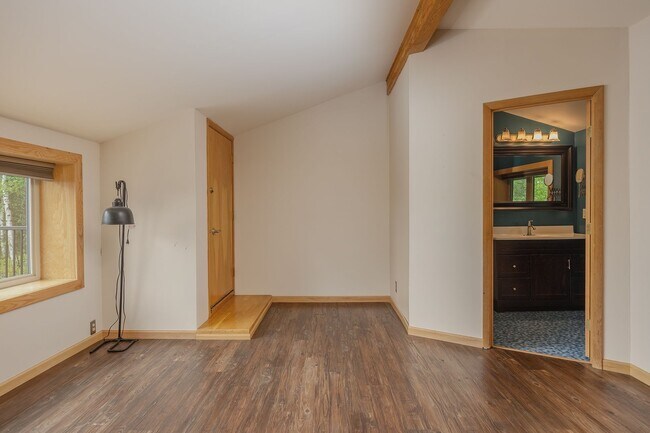 Building Photo - 1499 Golden View Dr