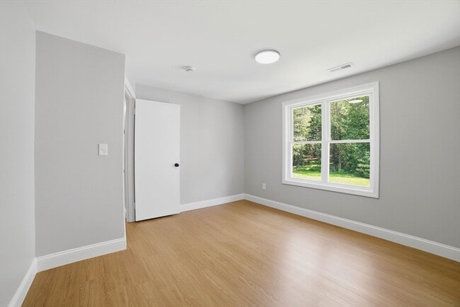Building Photo - 44 Topsfield Cir
