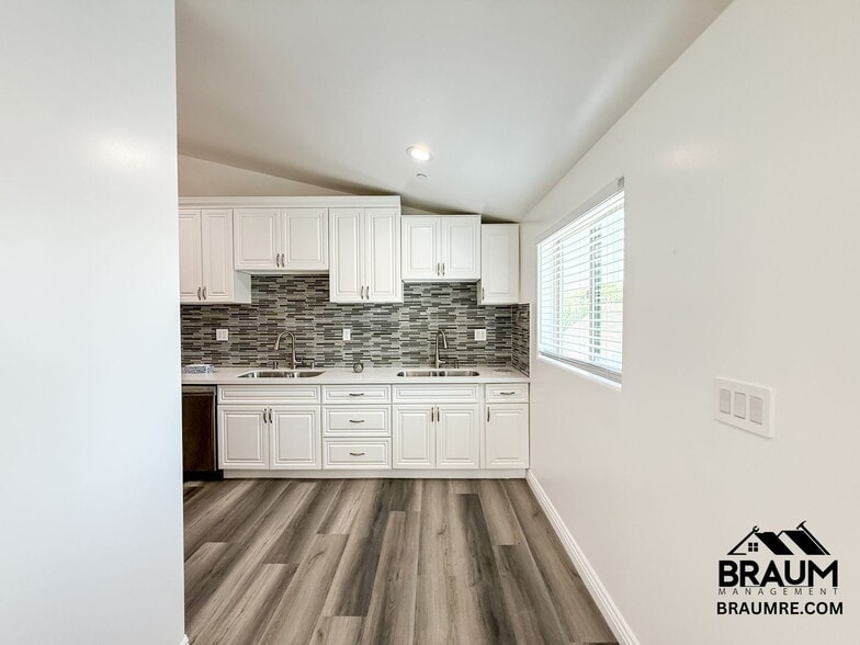 Building Photo - 1109 La Peer Dr