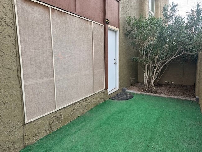 Building Photo - $400 Off Move-In - 1 Bed Condo with Utilities Included