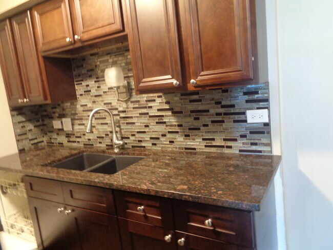 Building Photo - 14785 Lake View Dr