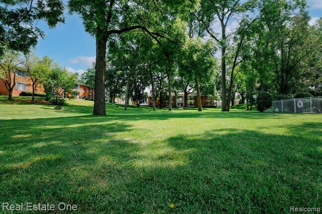 Building Photo - 430 Fox Hills Dr S