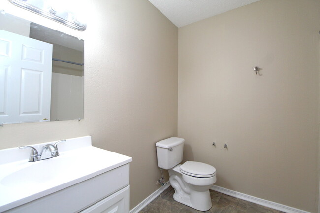 Building Photo - Updated 3BR/1BA Home with Fenced Yard in C...