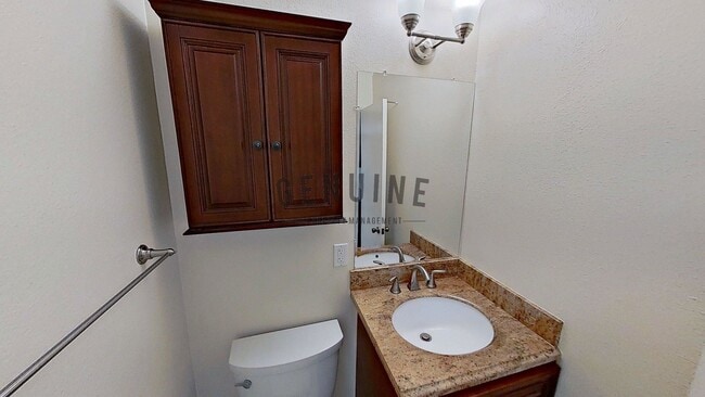 Building Photo - Upstairs Spacious 1Bd Condo w/attached Garage